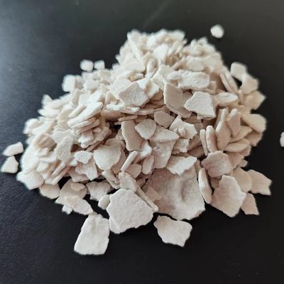 Produto químico Offwhite 74% do cloreto de cálcio do floco para a neve que derrete e que seca