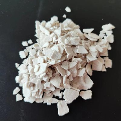O branco de Calcium Chloride Dihydrate do agente do derretimento da neve lasca-se minuto de 74%