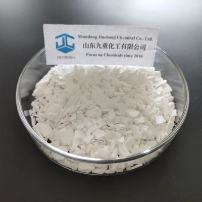 Fragmentos de neve que derretem com material desumidificador de cloreto de cálcio